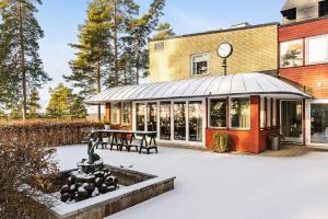 MalmköpingHotel Malmkoping; Sure Hotel Collection by Best Western的一座建筑前面有喷泉