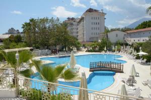 安塔利亚MIRAMOR HOTEL & Spa - ULTRA ALL INCLUSIVE的享有度假村游泳池的景色