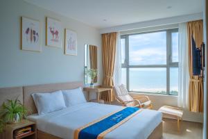 头顿Lucky House - Second Home in The Sóng Vũng Tàu的酒店客房设有一张床和一个大窗户