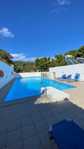 帕蒂迪里奥Galini Hellenic Hospitality的旁边设有椅子的大型游泳池