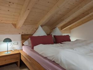 施万高ApartSchön的阁楼上的卧室配有两张床