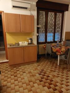 米兰Flat in Milan 3的厨房配有桌子和台面