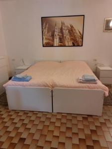 米兰Flat in Milan 3的墙上照片的一张床位