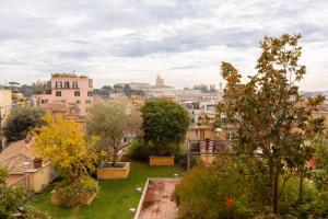 罗马iFlat Spanish Steps at your Feet的从建筑屋顶可欣赏到城市美景