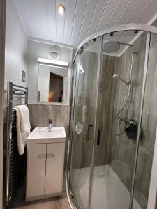 特劳特贝克Lowena Lodge的带淋浴和盥洗盆的浴室