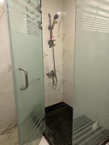 亚历山大Regency Hotel Alexandria的浴室里设有玻璃门淋浴