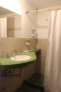 蒂尔卡拉Hotel Punta Corral的一间带水槽和镜子的浴室