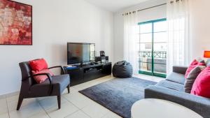 Central Albufeira Great Location的带沙发和电视的客厅