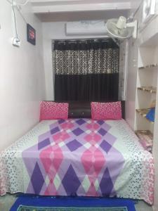 布什格尔Savitri Palace的卧室配有紫色和粉红色的床。