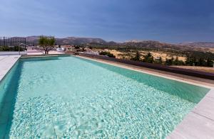 隆达隆达加泰罗尼亚酒店的山景游泳池