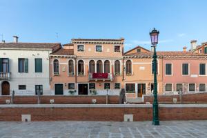 威尼斯Excess Venice Boutique Hotel & Private Spa - Adults Only的前排建筑物前的街道灯