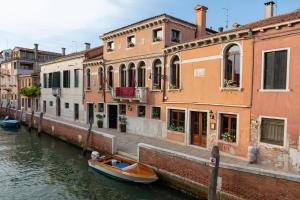 威尼斯Excess Venice Boutique Hotel & Private Spa - Adults Only的一条运河,河里有建筑物和船只