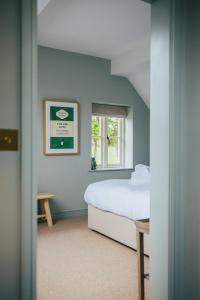 HarpsdenThe Bottle & Glass Inn的一间卧室设有一张床和一个窗口