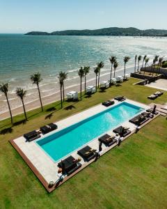 布希奥斯A Concept Hotel & Spa的海滩旁游泳池的顶部景色