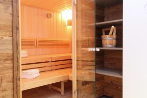 卡普伦AvenidA Mountain Resort by Alpin Rentals的一间设有木墙和玻璃门的桑拿浴室