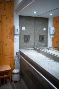 法鲁Wax Hostel的配有柜台和镜子的公共浴室