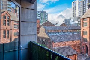 曼彻斯特City Centre Apartment - Ideal for longer stays的阳台享有城市美景。