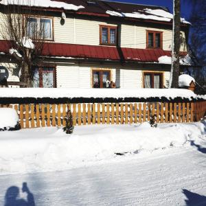 Białka TatrzanskaAgroturystyka u Marii的房屋前有雪覆盖的栅栏