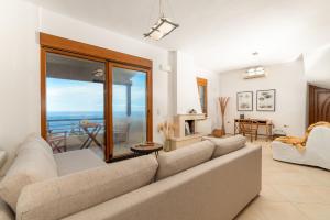阿齐亚佩拉加Vitamin Sea Panoramic Villas的带沙发的客厅,享有海景