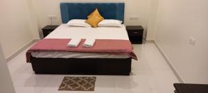 布莱尔港Pibo Homestay的一间卧室配有一张大床和蓝色床头板
