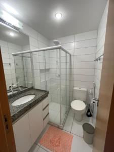 格拉瓦塔Flat aconchegante em Hotel Fazenda Monte Castelo的带淋浴、卫生间和盥洗盆的浴室