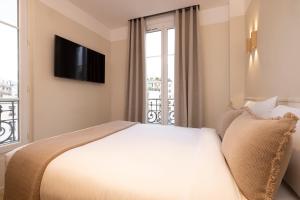 巴黎Hôtel Le Daum的酒店客房设有床和窗户。