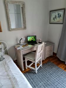 布雷达斯多普7 on South的一间卧室配有一张桌子,里面装有电脑