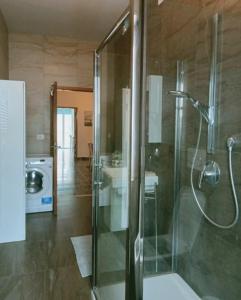 圣马力诺Appartamento al Centro Storico di San Marino的一间带玻璃淋浴间和水槽的浴室