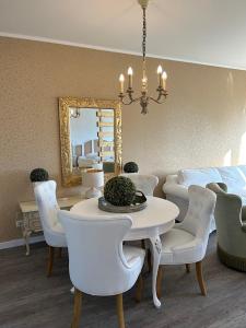 汉堡Studio-Apartment Shabby 47 Citynah, Retro & modern的一间带桌椅和镜子的用餐室