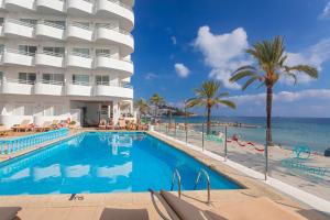 伊维萨镇大海与沙滩公寓的酒店和大海旁的游泳池