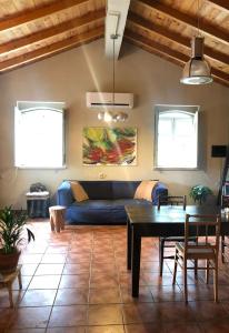 Pero CalvoLovely quinta in nature with pool - Tomar的客厅配有蓝色的沙发和桌子
