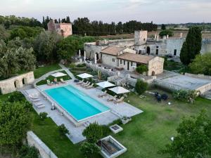 卡尔皮尼亚诺萨伦蒂诺Masseria San Cosimo的享有带游泳池的房屋的空中景致