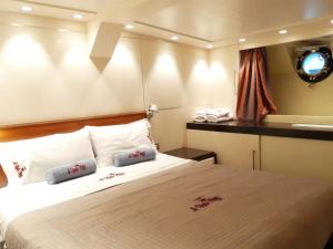 蒙特卡罗La Voglia Matta的一间卧室,船上配有一张大床