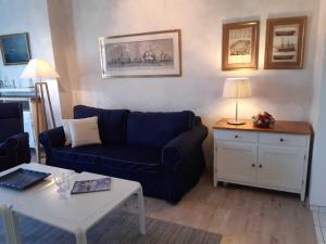 奥斯赛拜-屈隆斯博恩Parkblick - 01-09的客厅配有蓝色的沙发和桌子