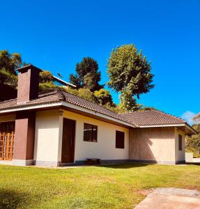 坎波斯杜若尔当Casa para Descanso的一座带草地庭院的白色小房子