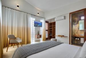 杰里科科拉Villa Nautica Boutique Hotel的一间带大床的卧室和一间浴室