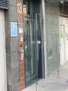 圣塞瓦斯蒂安Pensión Arroka的建筑物的玻璃门,上面有标志