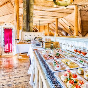 LiszkiSkansen Forest的包含多种不同食物的自助餐