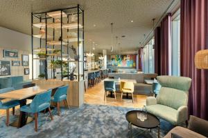 维也纳BASSENA Wien Donaustadt的一间设有蓝色桌椅的餐厅和一间酒吧