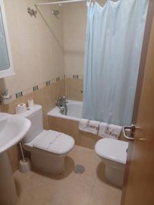 克辛索德利米亚Hotel 2 de mayo 2的浴室配有卫生间、盥洗盆和淋浴。
