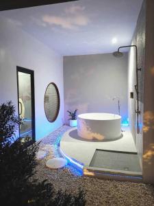 Ban Ba NganChul Boutique Villa จุล บูทิค วิลล่า的一间带浴缸的浴室位于客房中间