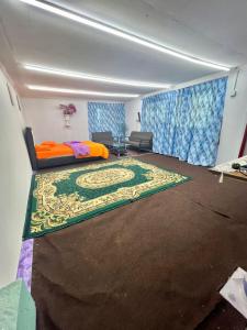 昆达桑MAK Homstay Room的一间卧室配有一张床,另一间铺有地毯。