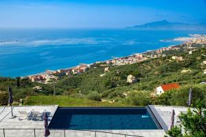 拉瓦尼亚Olivenere agriturismo的别墅 - 带俯瞰大海的游泳池