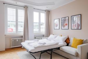 杜伊斯堡Flats 4 You, Moderne City Wohnung Nähe HBF, DÜ-Messe 20 Min, Netflix, Küche的客厅配有沙发和桌子