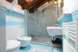 费尔特雷The Duck's Cottage的浴室配有卫生间、盥洗盆和淋浴。