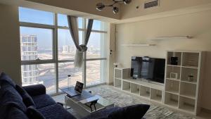 阿布扎比Prestigeo Guest House Abu Dhabi的带沙发和大窗户的客厅