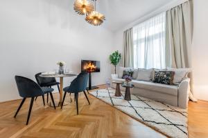 维也纳Smile Apartments Döbling的客厅配有沙发和桌子