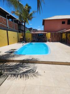 里约达欧特拉斯POUSADA FLOR DO CARIBE的一座带房子的庭院内的游泳池