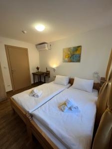 诺维萨德Villa Klara的酒店客房,配有两张带毛巾的床