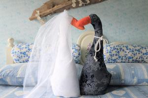 费尔特雷The Duck's Cottage的床上的黑白结婚纱